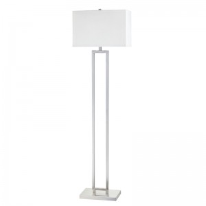 Marriott Hotel -sohva lattiavalaisimen vieressä harjatullanikkelillä