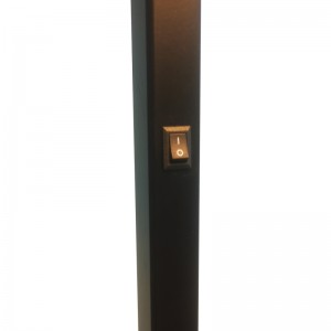 Waterwalk Hotel -sohva lattiavalaisimen vieressä matta mustalla maalilla vierashuoneessa