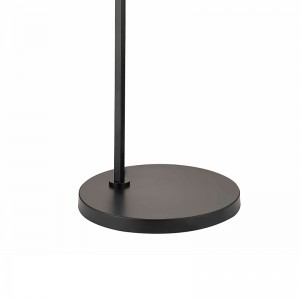 Waterwalk Hotel -sohva lattiavalaisimen vieressä matta mustalla maalilla vierashuoneessa