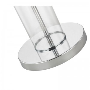 Hotellin metallilattiavalaisin, kiillotettu kromipinta sohvalla vierailussa