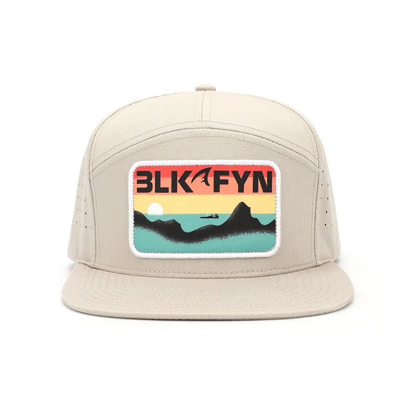 Tukkumyynti mukautettu korkealaatuinen 7 paneelin litteä reunapaikat Patch -logo Luxury Snapback -korkit, Laser Cut -reiän rei'itetty miesten hattu
