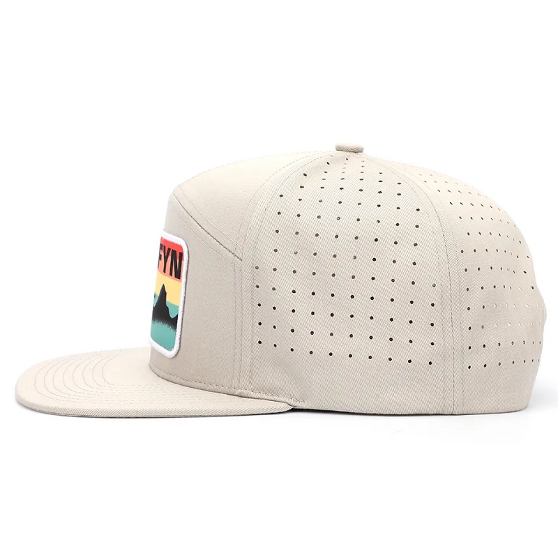 Tukkumyynti mukautettu korkealaatuinen 7 paneelin litteä reunapaikat Patch -logo Luxury Snapback -korkit, Laser Cut -reiän rei'itetty miesten hattu