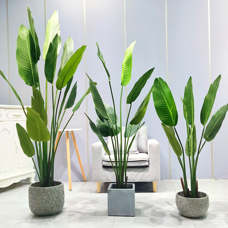 Lähes luonnolliset keinotekoiset kasvit pottivat palmupuun banaanipuun sisätiloissa lehdet vihreät kasvin faksin kasvin kodinsisustus bonsai puita