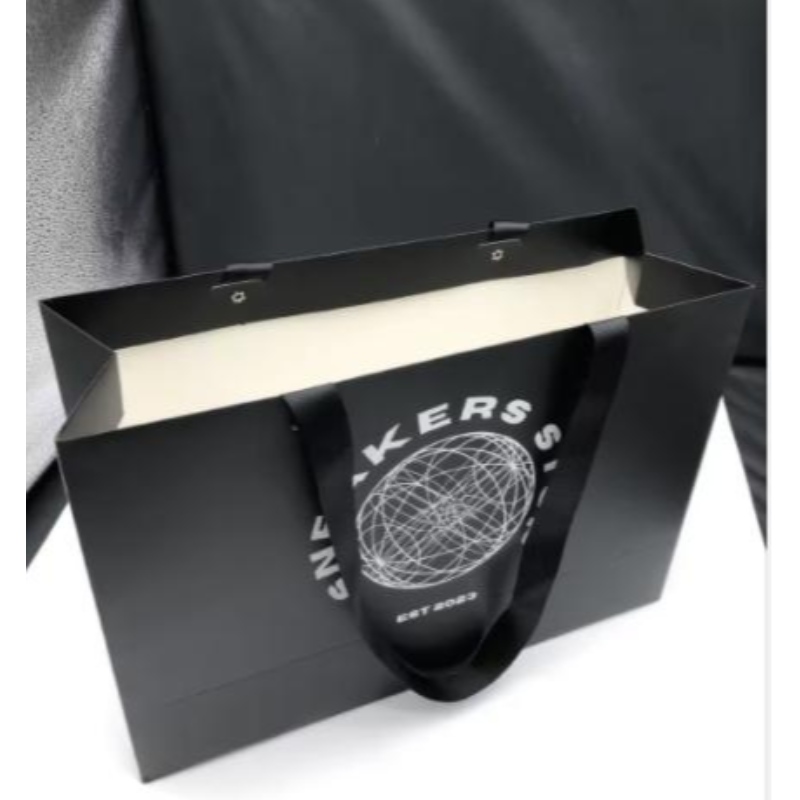 Mukautettu logo Matt Black Paper -vaatteiden pakkaus lahjapaperipussi ostoskassi ylellinen paperipussitnauhankahvalla