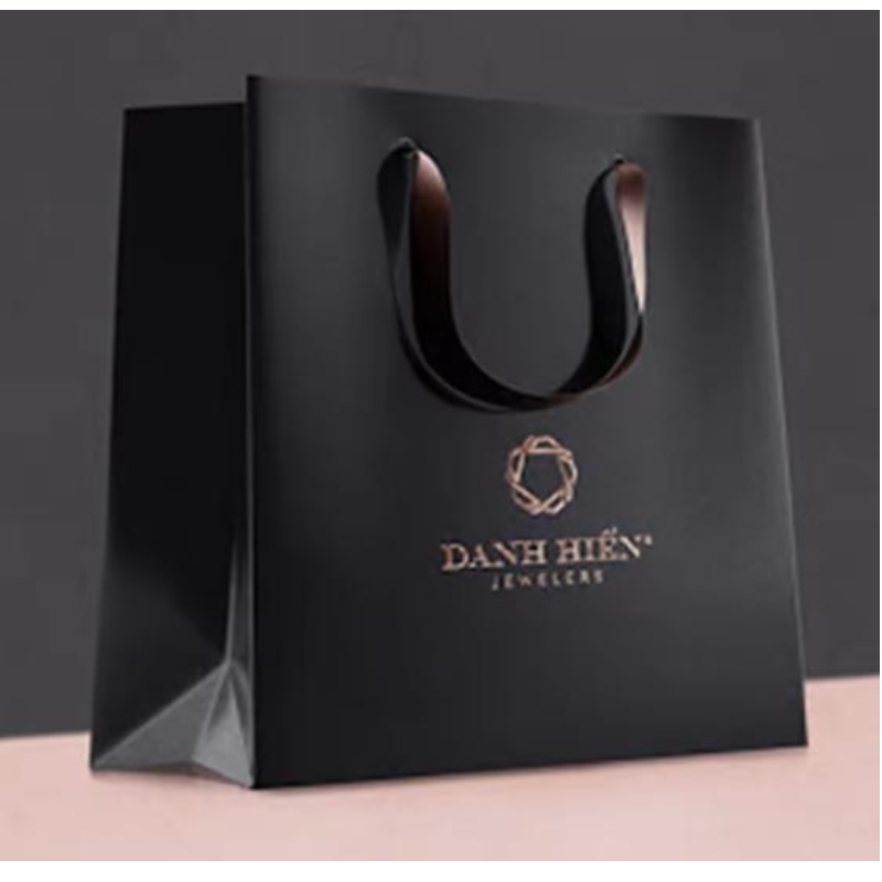 Räätälöity merkkituotteet Luxury Black Paper Paper Apparel -pakkaus lahja ostoskassi paperipuska