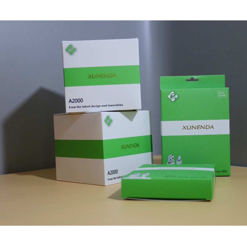 Laturi ja latauskaapeli Pakkauslaatikko