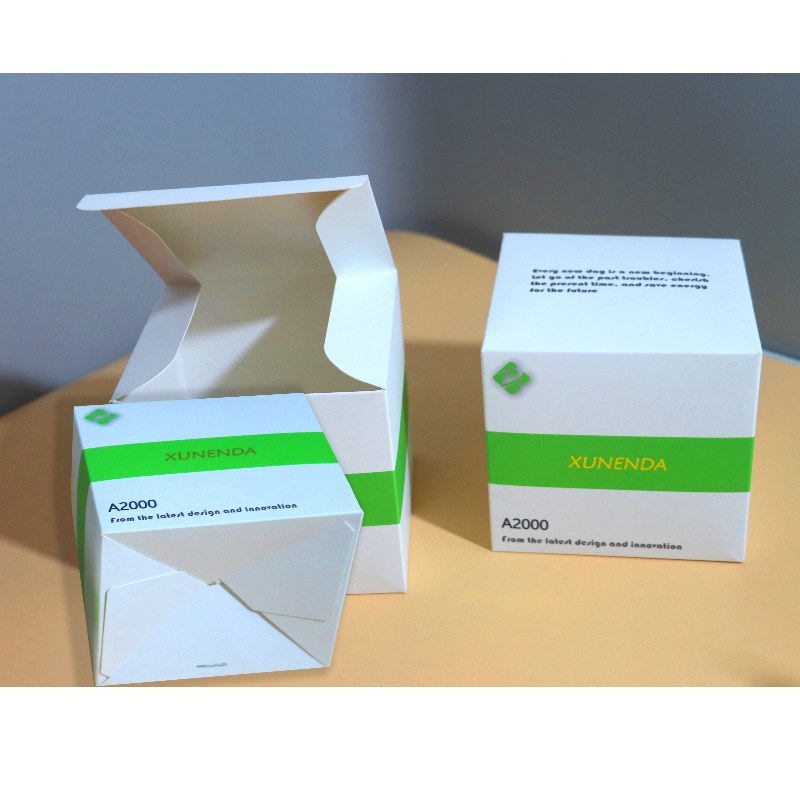 Laturi ja latauskaapeli Pakkauslaatikko