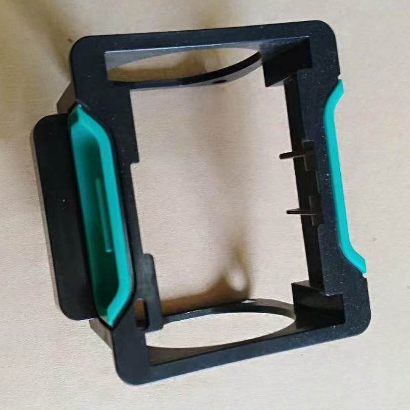 Kaksiväriset muoviosat