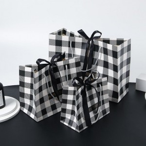 Tyylikäs ruudullinen Kraft-lahjakassi