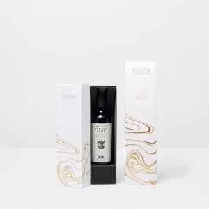 Kultainen minimalistinen lahjapakkaus