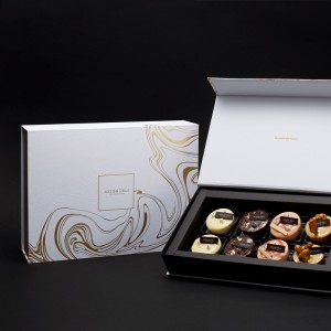 Kultainen minimalistinen lahjapakkaus