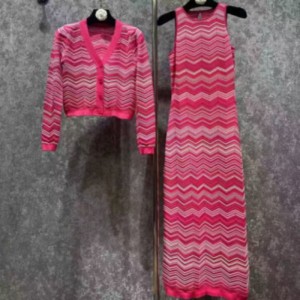 Kesäneulottu pyöreä kaula pitkähihainen välivärinenneuletakki, V-Kaulan hihaton pitkäneulottu raidallinen mekko -sarja