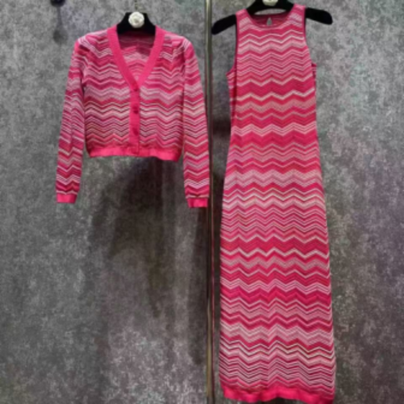 Kesäneulottu pyöreä kaula pitkähihainen välivärinenneuletakki, V-Kaulan hihaton pitkäneulottu raidallinen mekko -sarja