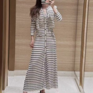 V-Kaulan hihaton pitkäneulottu raidallinen mekko -sarja