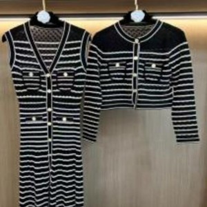 V-Kaulan hihaton pitkäneulottu raidallinen mekko -sarja